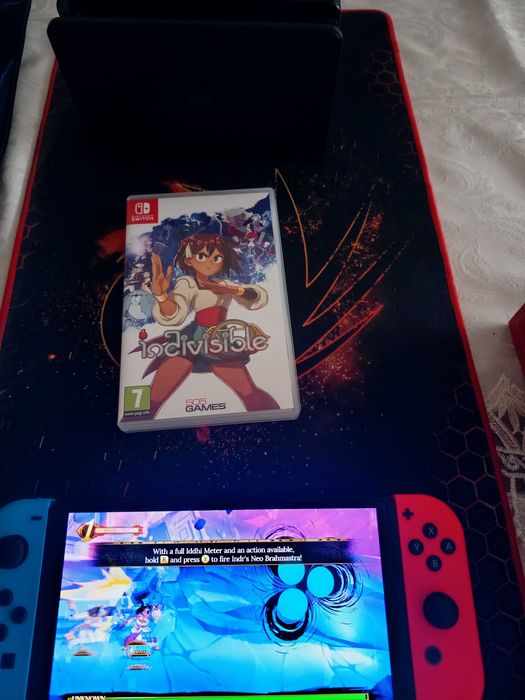 Consola Switch OLED ca noua completa + joc Indivisible, husa, cutie