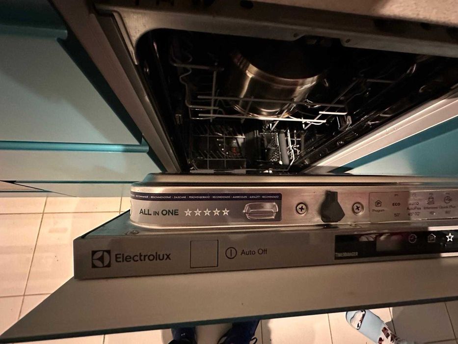 Mobila de bucatarie cu electrocasnice incorporabile