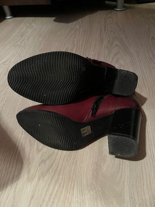 Ghetute cu toc de piele in stare foarte buna