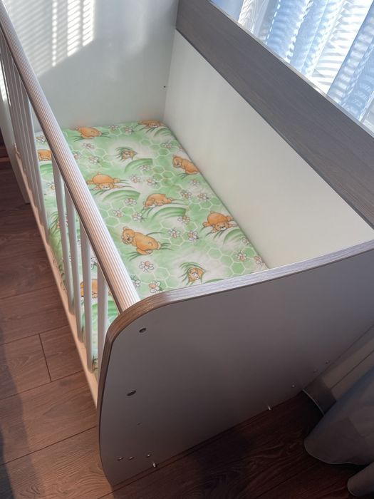 Детско легло с матрак.