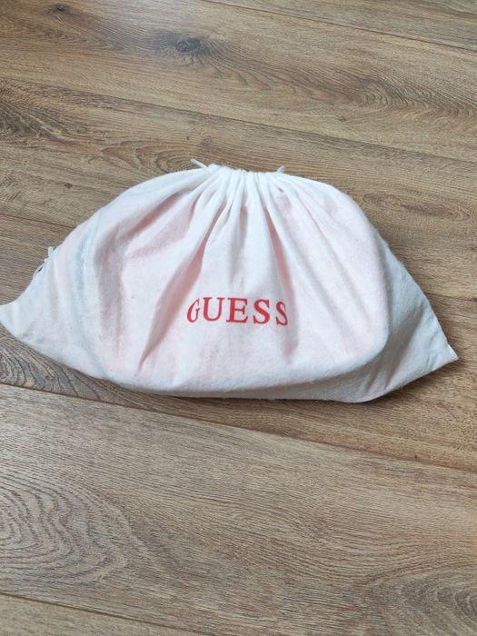 Geantă Guess crossbody roz/corai matlasată