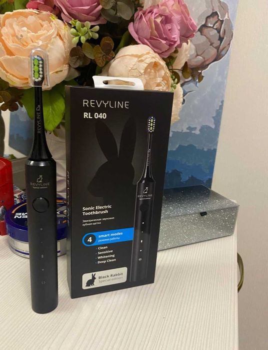 Электрическая зубная щётка Revyline RL 040 отличный подарок жёнам