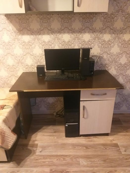 Продам  Компьютерный стол