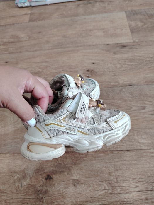 Продам кроссовки для девочки