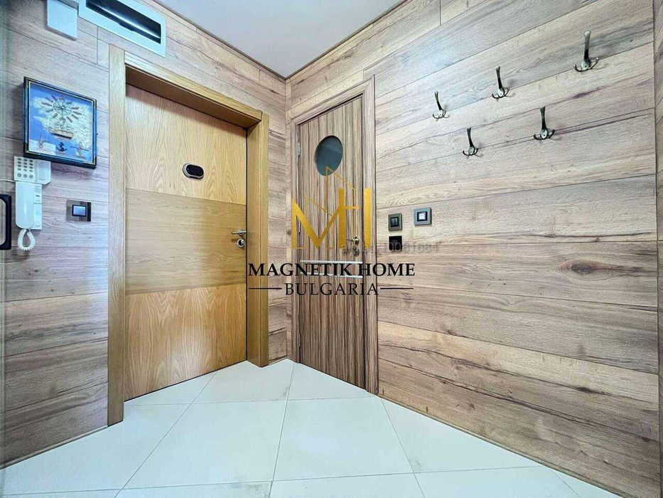 Луксозен двустаен апартамент с 2 бани и паркомясто в супер център