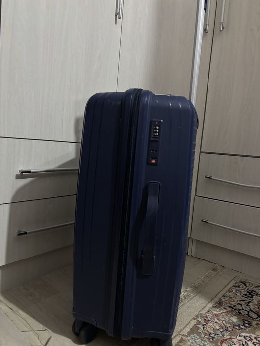 Вместительный чемодан новый