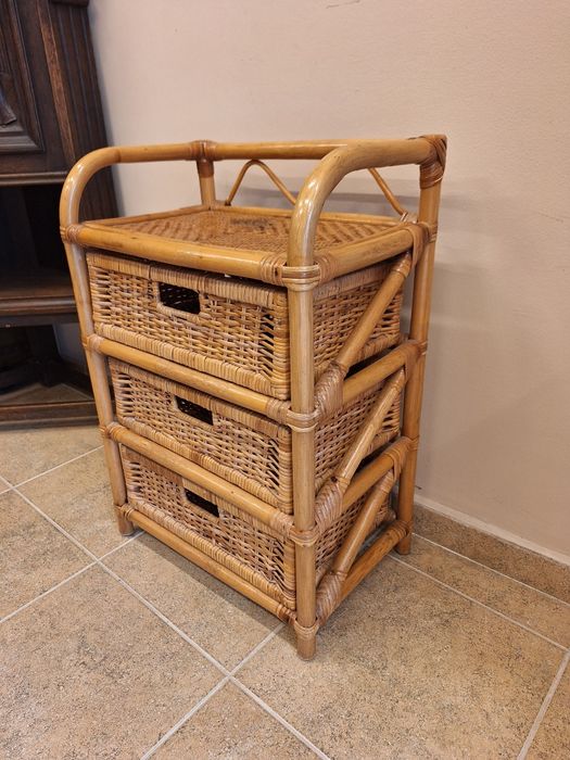 Етажерки и масичка от ратан