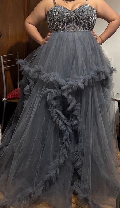 Чисто нова бална рокля