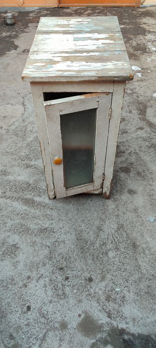 Стулья и тумбочка Советских времён