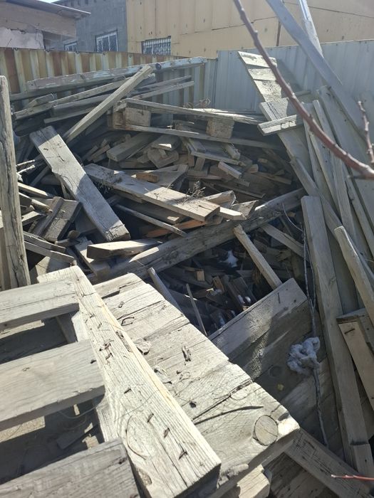 Продам на дрова доски и все такое
