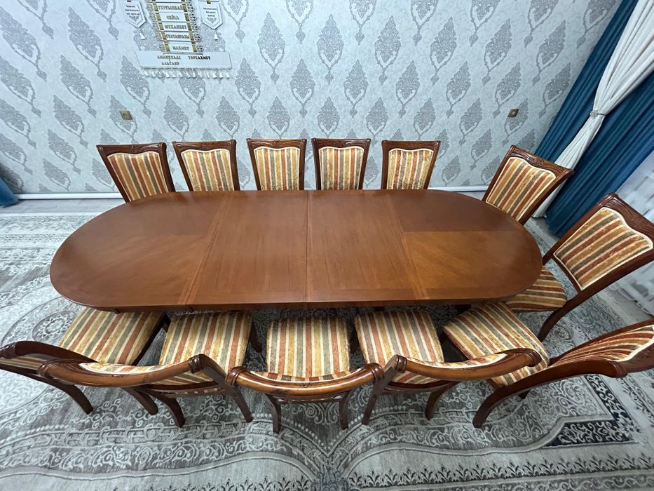 Стол и стулья в отличном состоянии