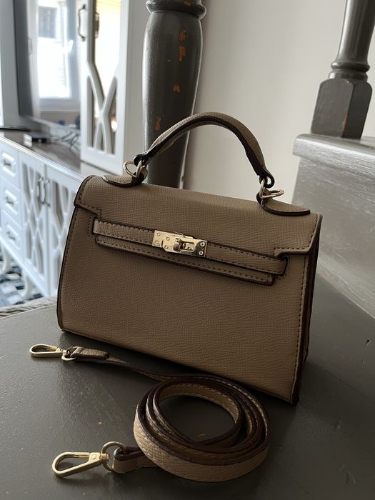 Продавам мини чанта на HERMES