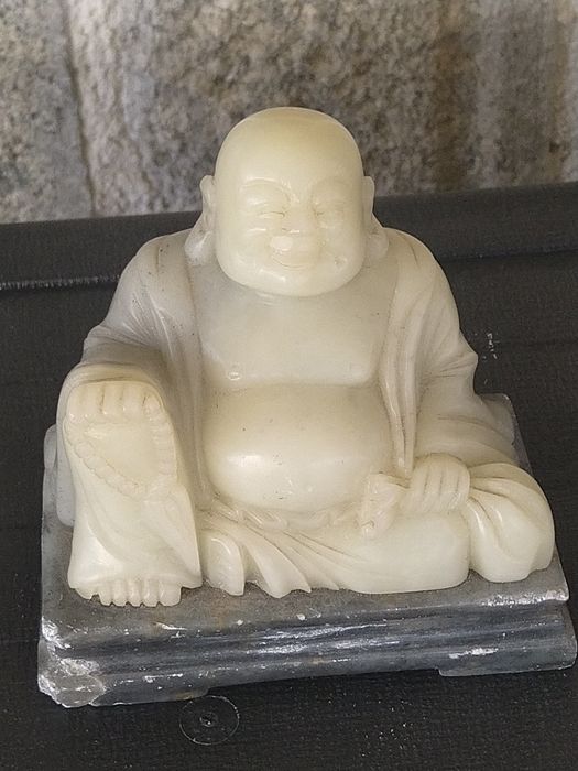 Продавам Китайска антикварна склуптура на щастливият Буда Нефритена