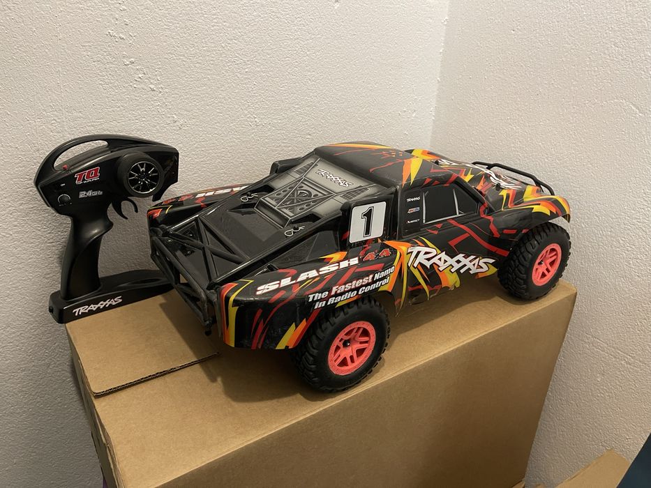 Traxxas Slash 4x4 4WD RTR + Incarcator EZ-Peak Plus