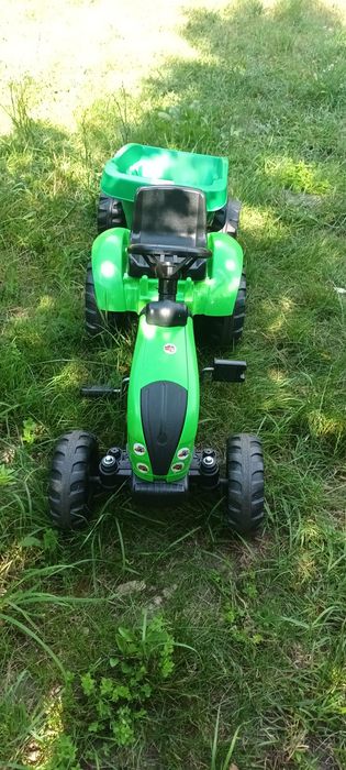 Tractor cu pedale si cu remorca