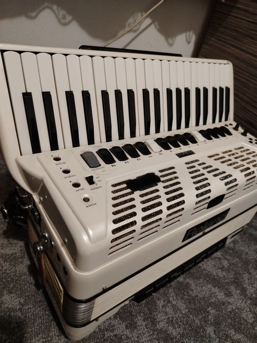 Vând acordeon Roland Fr7x