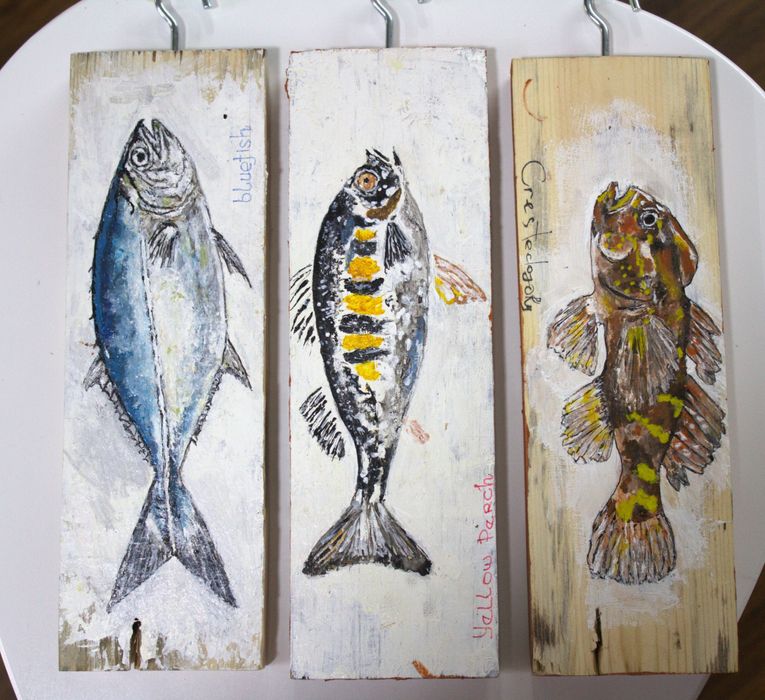 Картины на спине дерева , выполненные акрилом