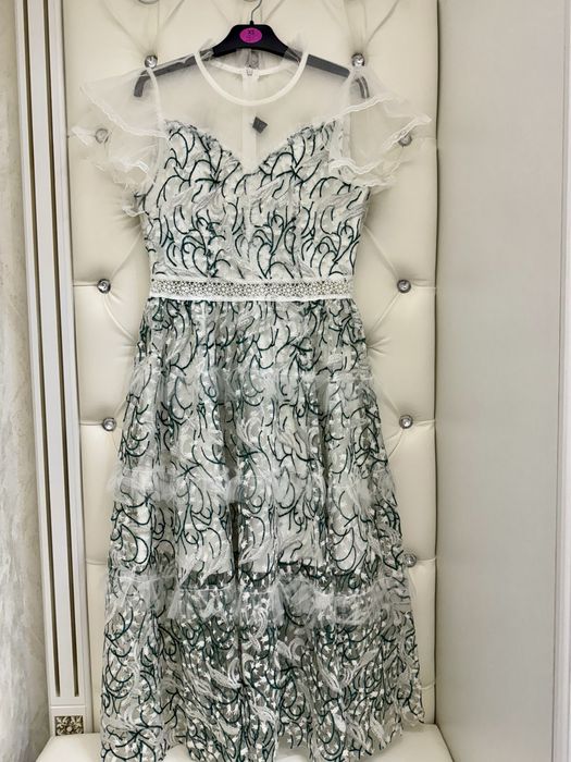 Продаётся платья одевала 1 раз.Размеры-S,M