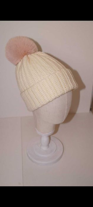 плетена шапка на една кука