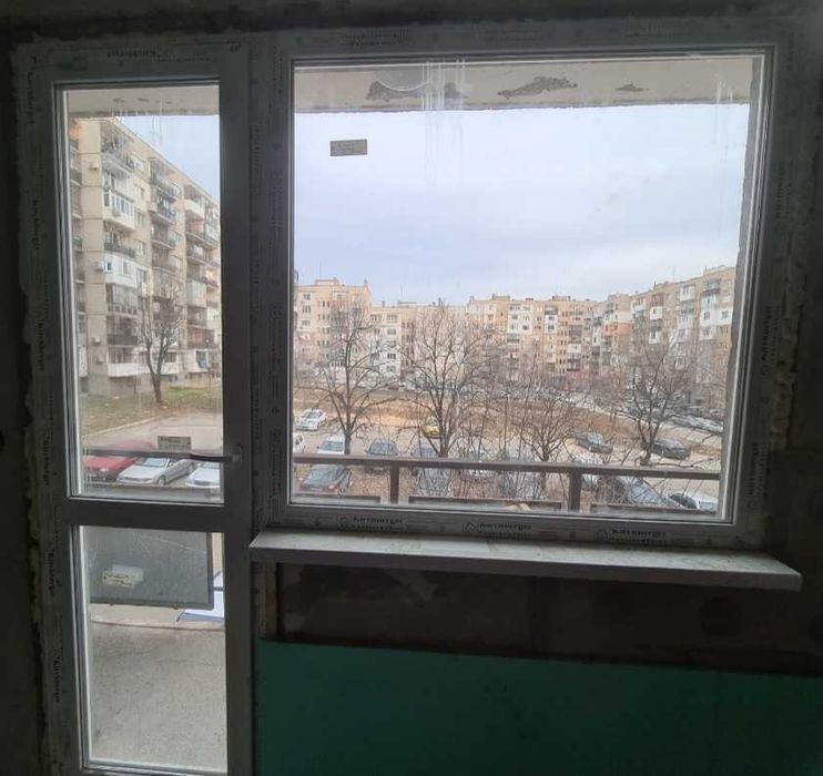 PVC дограма с етикетите е