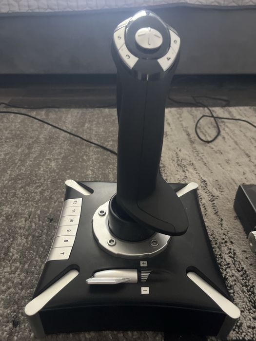 Vand jeoystick de avion si accelerator