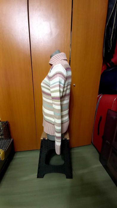 Pulover dama Evie UK cu dungi roz-albe, guler si fermuar