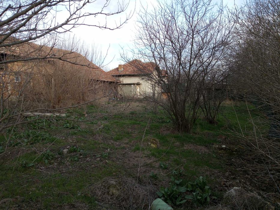 Реновирана къща с 9 стаи, гараж, плевня и земя - на търг