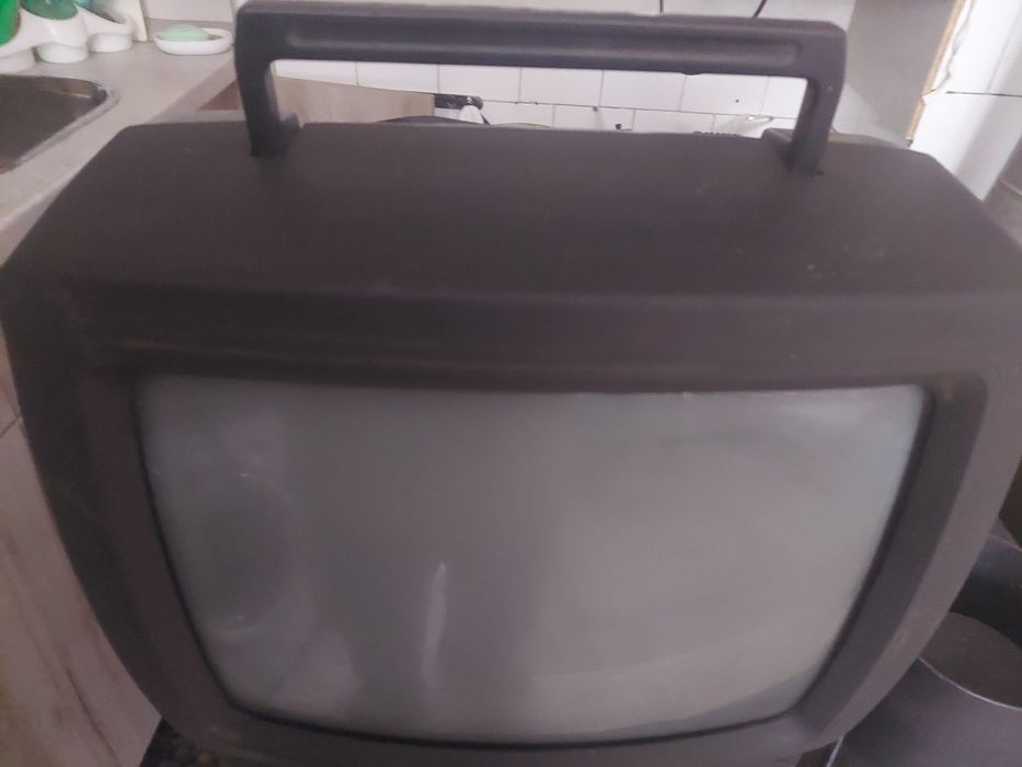 Цветен телевизор -екран 37см.