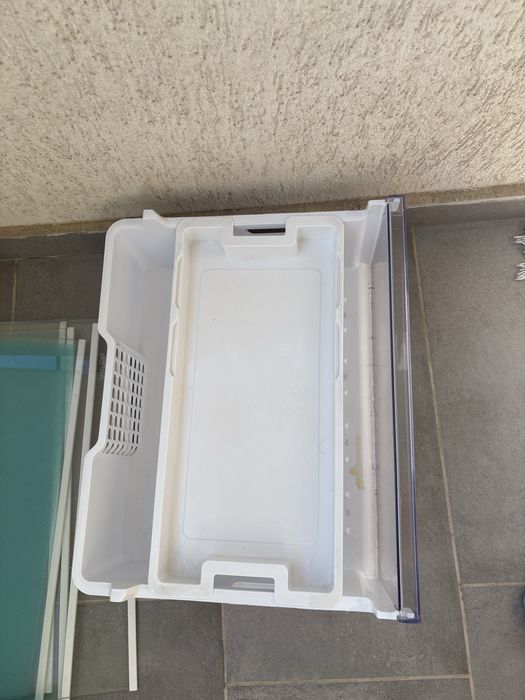 Sertare si rafturi combina frigorifica Beko