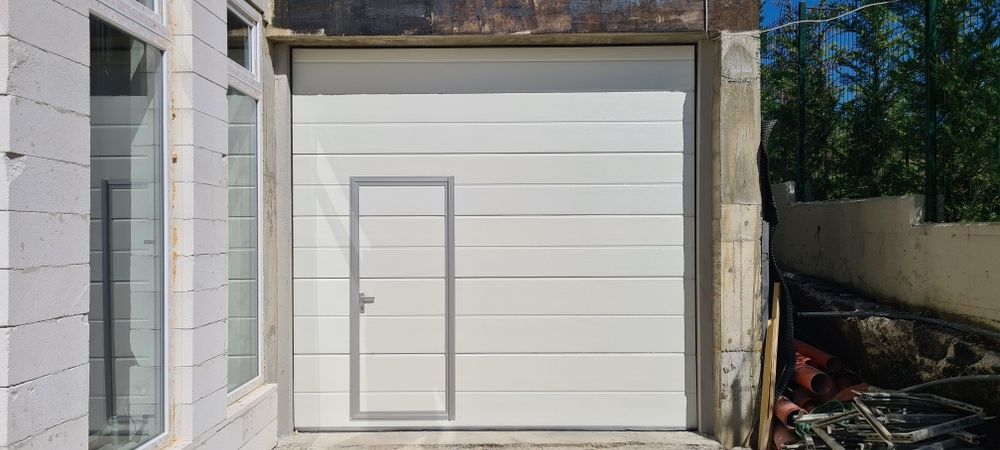 Usi de garaj cu acces pietonal