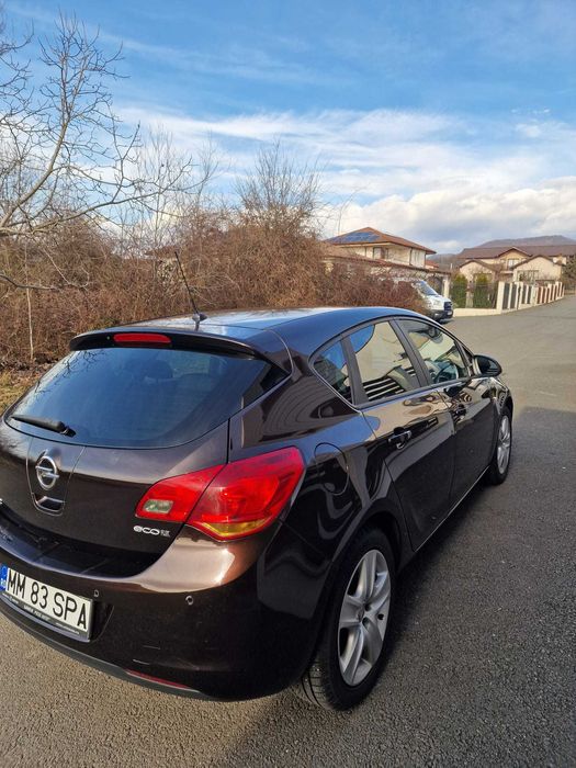 Opel Astra J an fabricatie 2012, stare foarte buna, pret negociabil