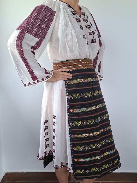 Vind costum traditional din marchizet