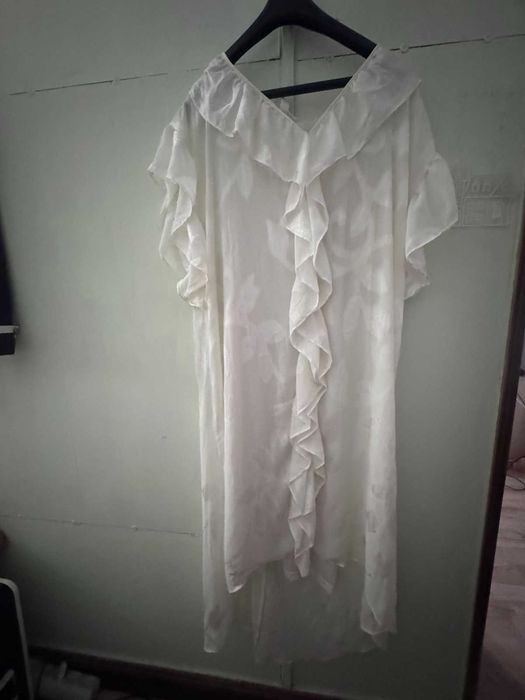 Дълга бяла рокля