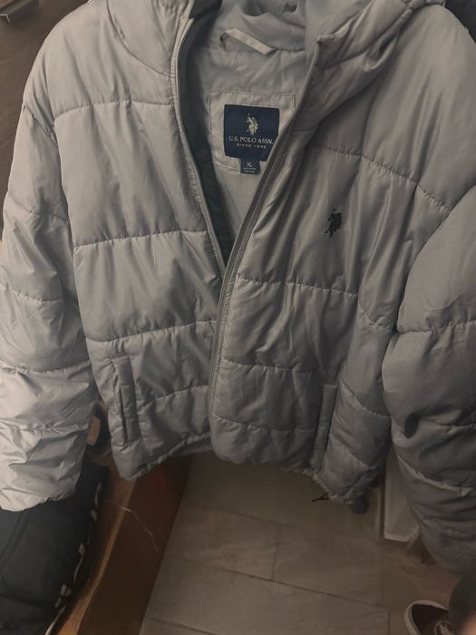 Geaca Us Polo purtata putin defect la mana