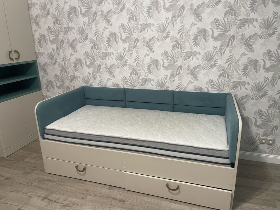 Детская кровать, стол