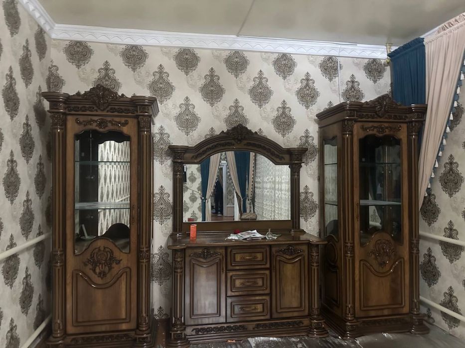 Мехмонхонага шкаф сотилади