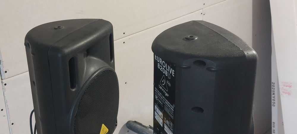 Vand o pereche de boxe active Behringer B208D