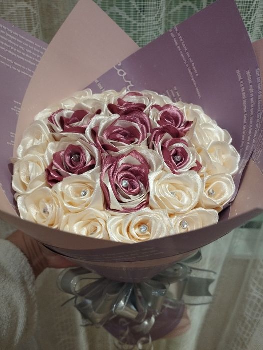 Уникален букет с бейби рози от сатенена панделка