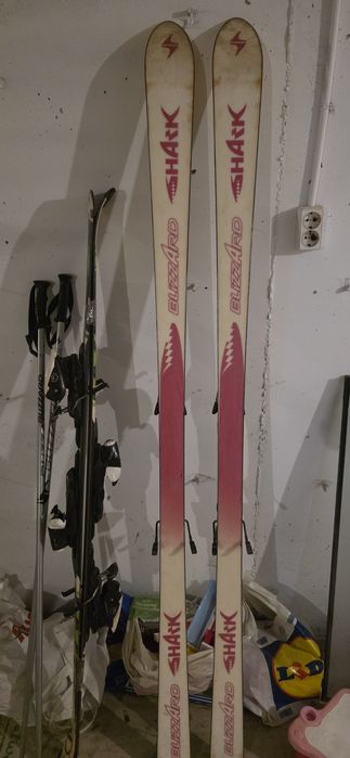 Vand doua perechi de schii si un set de bete