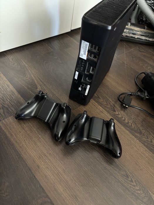 Xbox360 S с два оригинални контролера