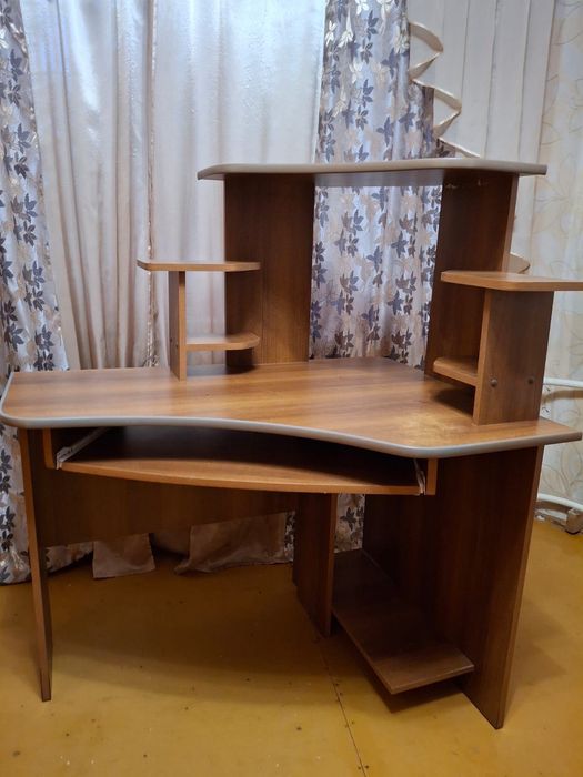 Срочно продам угловой компьютерный/письменный стол