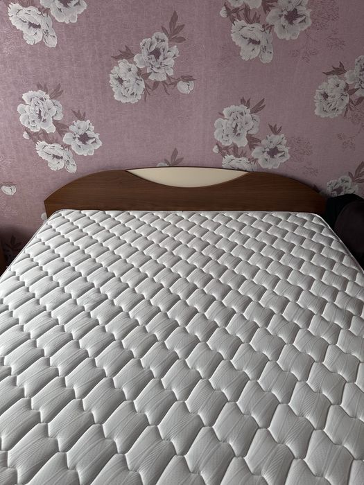 Двуспальная кровать