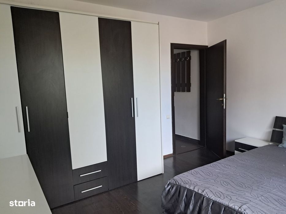 Închiriez apart cu 3 camere, cu gradina proprie și parcare subterana.