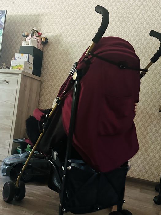 Коляска бордовая
