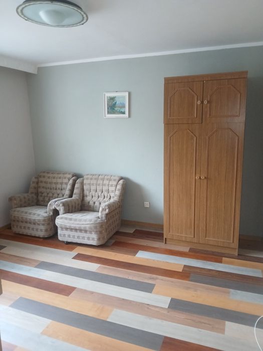 Închiriez apartament cu 2 camere