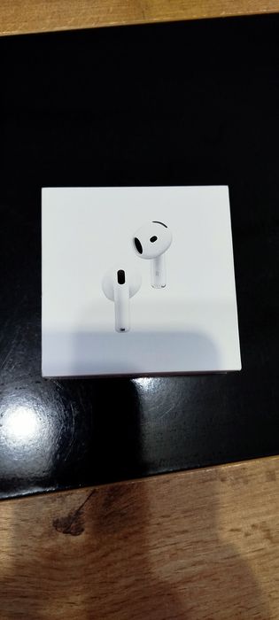 Apple AirPods 4 с активно анулиране на шума (Active Noise Cancellation).