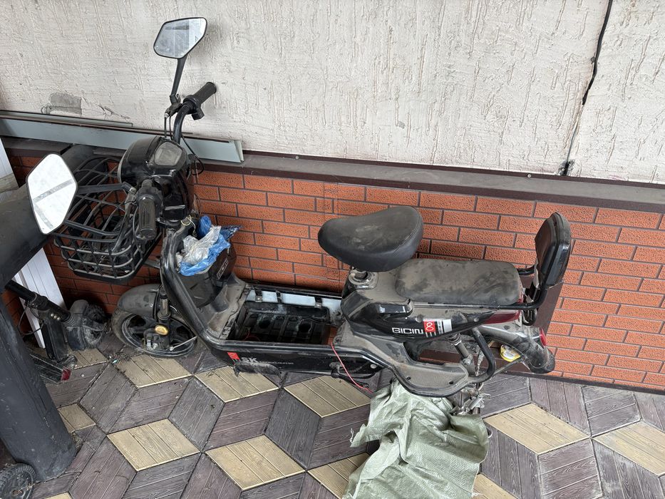 В продаже мопед