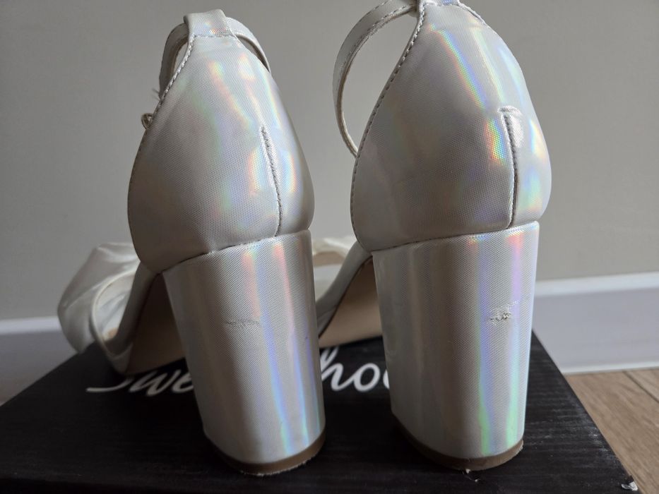 Дамски официални сандали в бяло