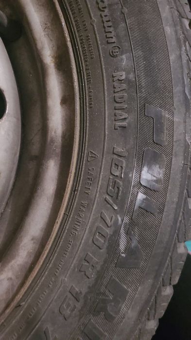 Vând 4roți-anvelope complete pentru dacie