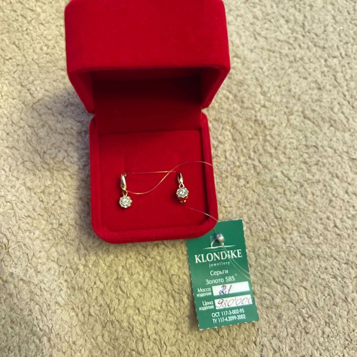 Серьги золотые бриллиант